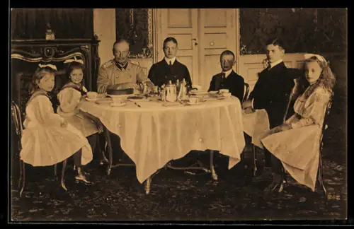 AK König Friedrich August von Sachsen im Kreise seiner Familie