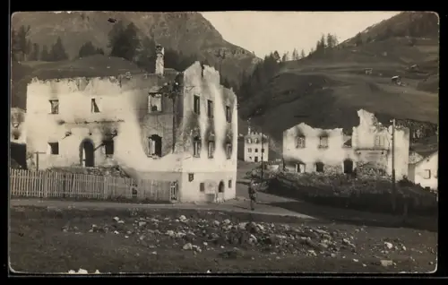 Foto-AK Arabba, Zerstörter Ort um 1. Weltkrieg, Ausgebrannte Häuser