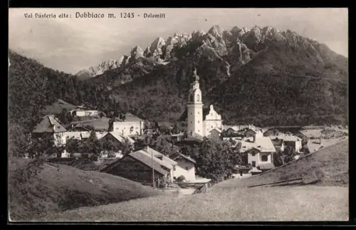 AK Dobbiaco, Vista del paese con chiesa e Dolomiti sullo sfondo