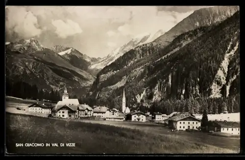 AK San Giacomo in Val di Vizze, Veduta panoramica del villaggio con montagne sullo sfondo