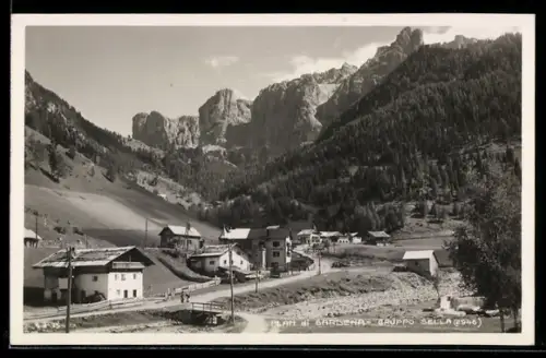 AK Plan di Gardena, Gruppo Sella con vista delle montagne e case nel paesaggio alpino