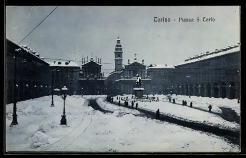 AK Torino, Piazza S. Carlo innevata con monumento centrale e persone che passeggiano
