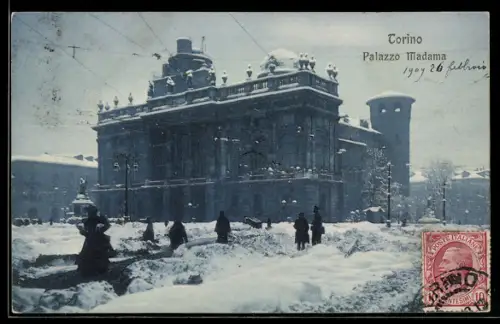 AK Torino, Palazzo Madama innevato con passanti