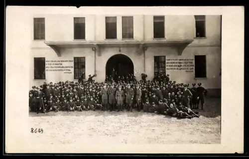 AK Torino, Gruppo di soldati davanti a un edificio storico