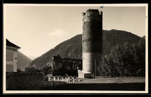 AK Mals, Torre antica con montagna sullo sfondo