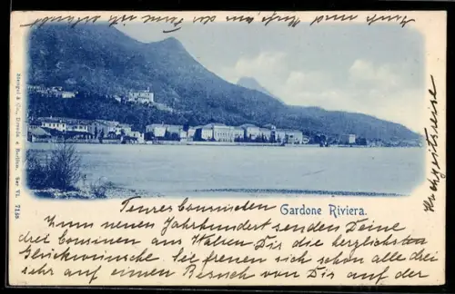 AK Gardone Riviera, Veduta panoramica del lungolago e delle montagne sullo sfondo