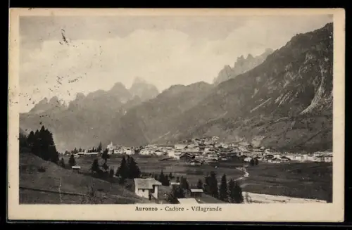 AK Auronzo-Cadore /Villagrande, Vista panoramica del villaggio e delle montagne circostanti