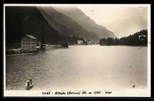 AK Alleghe, Vista del lago con barca e edifici alpini sullo sfondo