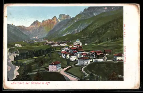AK Auronzo nel Cadore, Veduta panoramica delle montagne e del villaggio