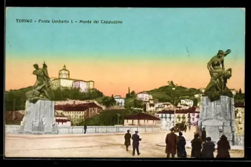 AK Torino, Ponte Umberto I e Monte dei Cappuccini con statue e persone sul ponte