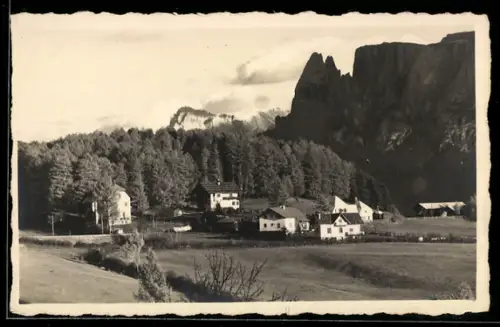 AK Colle Isarco, Vista sul paesaggio montano con case e foresta sullo sfondo delle Dolomiti