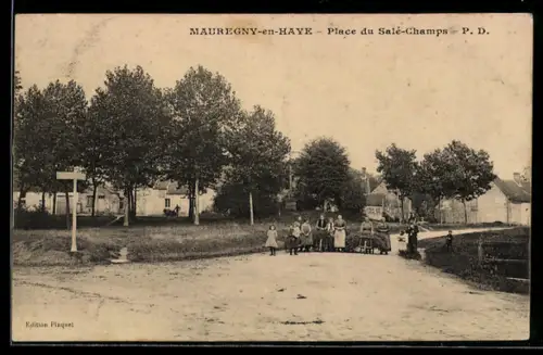 AK Mauregny-en-Haye, Place du Salé-Champs