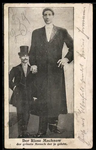 AK Der Riese Machnow neben einem Mann mit Zylinder