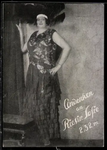 AK Riesin Sofie im Portrait mit Federkopfschmuck