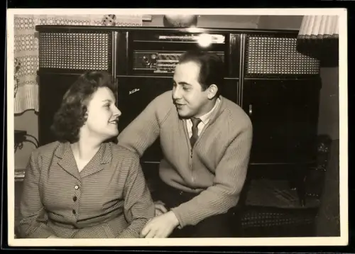 AK Paar im Wohnzimmer mit einem Radio im Hintergrund