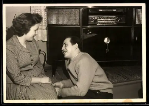 AK Paar im Wohnzimmer neben einem Radio