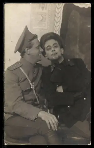 Foto-AK Portrait zwei sowjetische Soldaten in Uniform