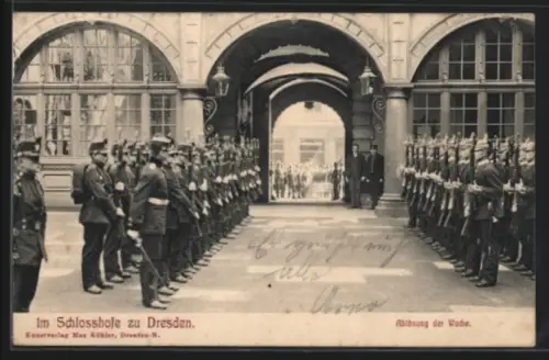 AK Dresden, Ablösung der Wache im Schlosshofe