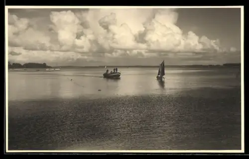 AK Eckernförde, Segelboot und Fischerboot auf der Eckernförder Bucht