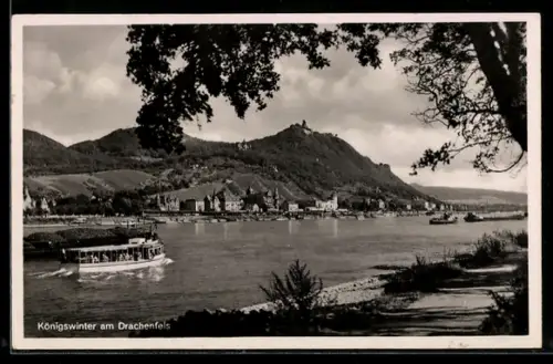 AK Königswinter am Drachenfels, Rheinansicht mit Drachenfels und Ausflugsschiff