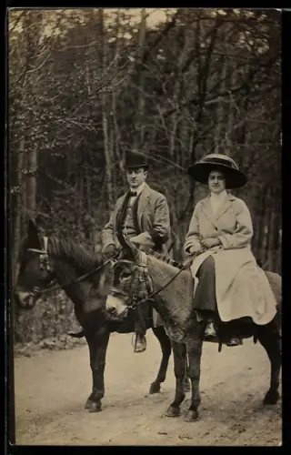 Foto-AK Elegantes Paar auf Eseln am Waldrand