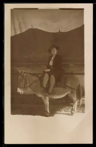 Foto-AK Königswinter, Dame auf einem Esel auf dem Weg zum Drachenfels, 1941