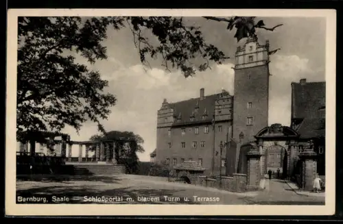 AK Bernburg /Saale, Schlossportal mit blauem Turm und Terrasse