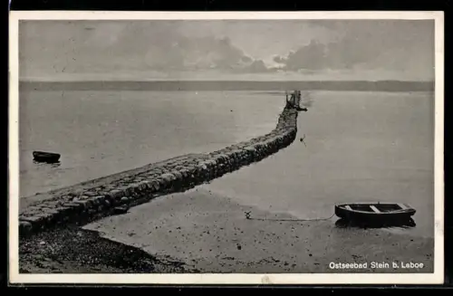 AK Stein b. Laboe, Seemauer und Boote am Strand
