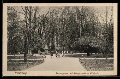 AK Rendsburg, Kindergarten mit Kriegerdenkmal 1870-71