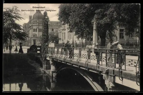 AK Düsseldorf, Bastionbrücke über dem Stadtgraben