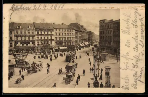 AK Berlin-Kreuzberg, Blick auf den belebten Moritzplatz mit Ladengeschäften und Strassenbahn