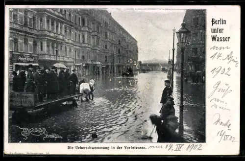 AK Berlin-Kreuzberg, Überschwemmung in der Yorkstrasse, Leute auf Pferdewagen