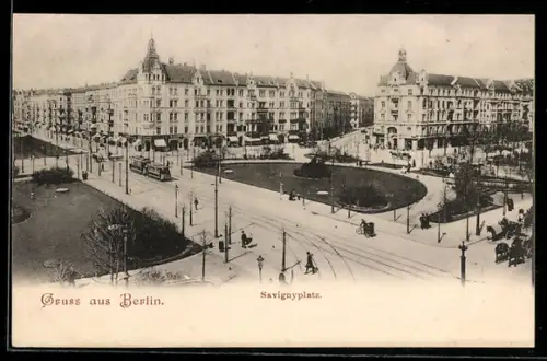 AK Berlin-Charlottenburg, Savignyplatz, Platzansicht mit Strassenbahn und Wohnhäusern