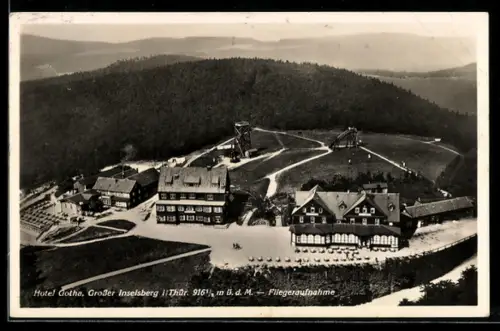 AK Grosser Inselsberg i. Thür., Hotel Gota mit Strassenpartie, Fliegeraufnahme