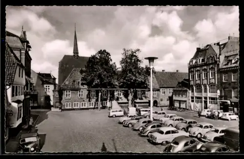 AK Eckernförde, Rathausmarkt mit Kirche und historischen Gebäuden