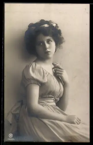 Künstler-AK Photochromie Nr. 1980/6: Lockiges Mädchen im kurzärmeligen Kleid