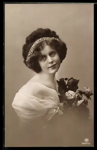 Künstler-AK Photochromie Nr. 2834/5: Junge Dame mit Rosenstrauss