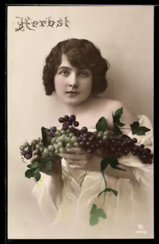 Künstler-AK Photochromie Nr. 4381/3: Herbst, Mädchen mit Weintrauben