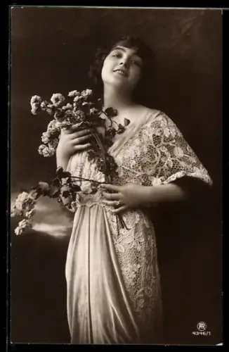 Künstler-AK Photochromie Nr. 4346/1: Mädchen mit Blumen