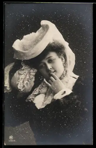 Künstler-AK Photochromie Nr. S 923/6: Junge Dame mit Muff u. Haube, Schneeflocken