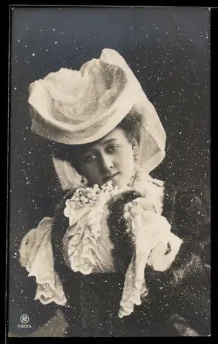 Künstler-AK Photochromie Nr. S 923/5: Junge Dame mit Haube u. Muff, Schneefall