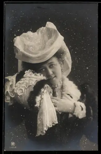 Künstler-AK Photochromie Nr. S 923/4: Junge Dame mit Haube u. Muff, Schneeflocken