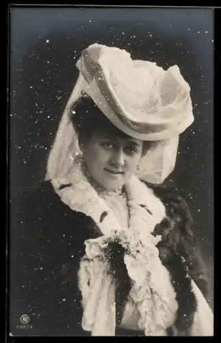 Künstler-AK Photochromie Nr. S 923/3: Junge Dame mit Haube u. Muff, fallender Schnee
