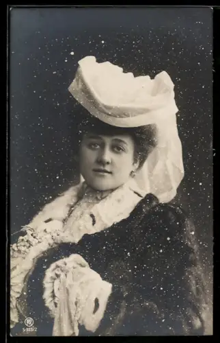 Künstler-AK Photochromie Nr. S 923/2: Junge Dame mit Haube u. Muff im fallenden Schnee