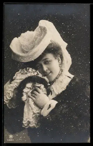 Künstler-AK Photochromie Nr. S 923/1: Junge Dame mit Haube drückt Muff an sich, fallender Schnee