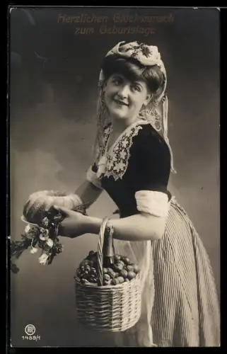 Künstler-AK Photochromie Nr. 1489/1: Gratulantin mit Kuchen u. Sektkorb, Geburtstagsgruss