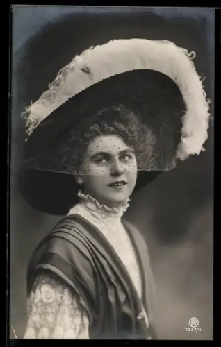 Künstler-AK Photochromie Nr. 1937/4: Junge Dame mit Tellerhut