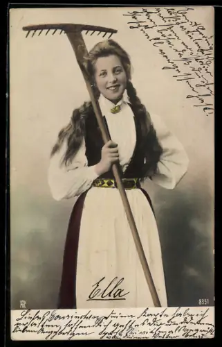 Künstler-AK Photochromie Nr. 8351: Junges Mädchen mit einem Rechen