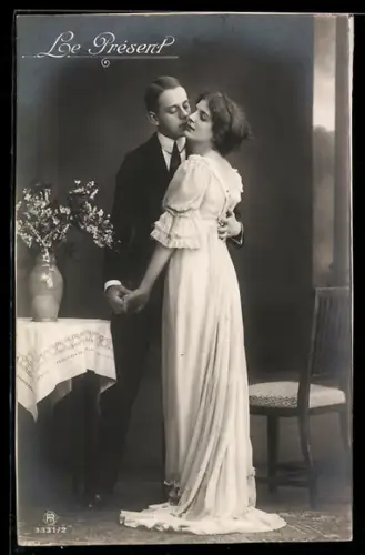Künstler-AK Photochromie Nr. 3331/2: Le Présent, Sich küssnedes Paar
