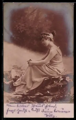 Foto-AK Atelier Reutlinger, Paris: Junge Dame auf einem Felsen in nebliger Landschaft